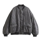 Damen Bomberjacke 2023, elegant und lässig, langärmelig, in Grau. Perfekt für Club- und Party-Outfits. Modische, gesteppte Optik.