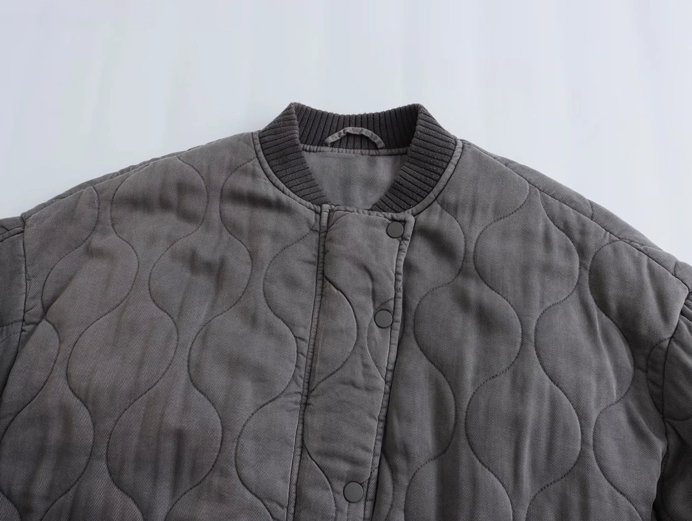 Graue Bomberjacke für Damen, langärmelig, mit Steppmuster. Perfekt für Freizeit und Partys. Modische, lässige Oberbekleidung 2023.