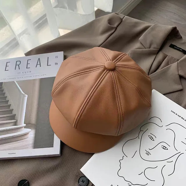 Damen-Newsboy-Cap aus PU-Leder in Beige, stilvoll und vielseitig für Herbst und Winter. Perfekt für modische Outfits und lässige Looks.