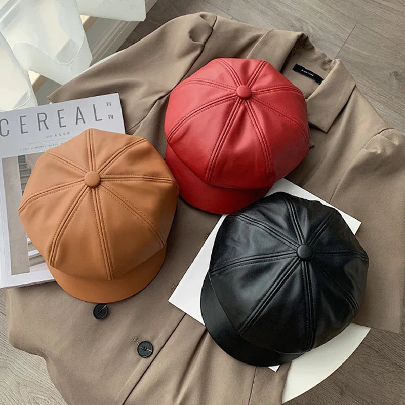 Damen-Newsboy-Cap aus PU-Leder in Rot, Schwarz und Braun. Modische, achteckige Mütze für Herbst und Winter. Perfekt für stilvolle Outfits.
