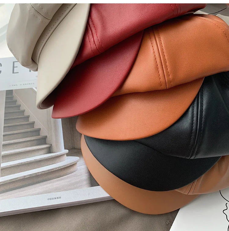 Stilvolle Newsboy-Mütze aus PU-Leder in verschiedenen Farben. Perfekt für Herbst und Winter. Modisches Accessoire für Damen.