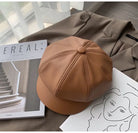 Damen-Newsboy-Cap aus PU-Leder in Beige, stilvoll und vielseitig für Herbst und Winter. Perfekt für modische Outfits und lässige Looks.