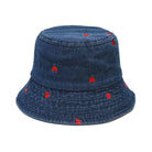 Damen und Herren Vintage Denim Bucket Hat mit roten Herzmotiven. Perfekt für Frühling, Sommer und Herbst. Modischer Fischerhut.