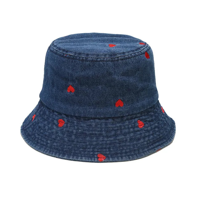 Damen und Herren Vintage Denim Bucket Hat mit roten Herzmotiven. Perfekt für Frühling, Sommer und Herbst. Modischer Fischerhut.