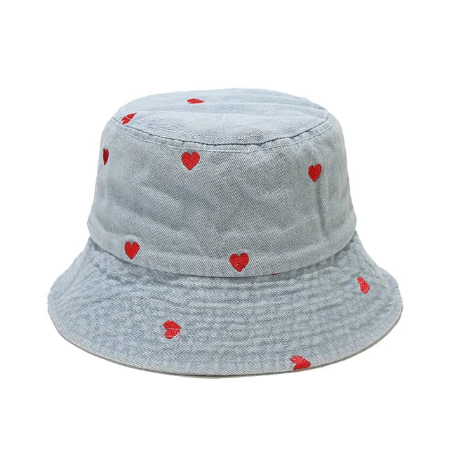 Damen- und Herren-Bucket-Hat aus gewaschenem Denim mit roten Herzmotiven. Perfekt für Frühling, Sommer und Herbst. Vintage-Stil, modisch und vielseitig.