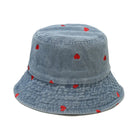 Damen- und Herren-Bucket-Hat aus gewaschenem Denim mit roten Herzmotiven. Perfekt für Frühling, Sommer und Herbst. Vintage-Stil, modisch und vielseitig.