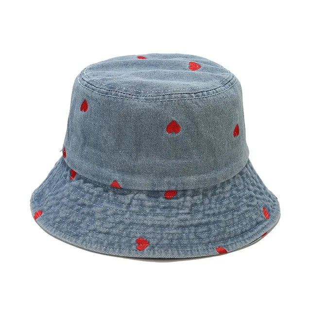 Damen- und Herren-Bucket-Hat aus gewaschenem Denim mit roten Herzmotiven. Perfekt für Frühling, Sommer und Herbst. Vintage-Stil, modisch und vielseitig.