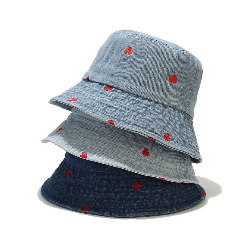 Drei Vintage-Bucket-Hüte aus gewaschenem Denim mit roten Herzmotiven, ideal für Damen und Herren im Frühling, Sommer und Herbst.