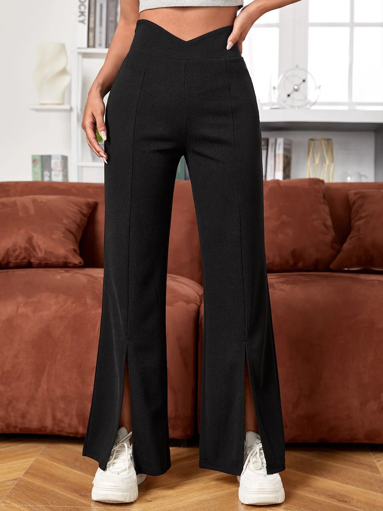 Schwarze Schlaghose mit Schlitz, modisch und elegant, ideal für trendige Outfits. Perfekt kombinierbar mit Sneakers oder Absatzschuhen.