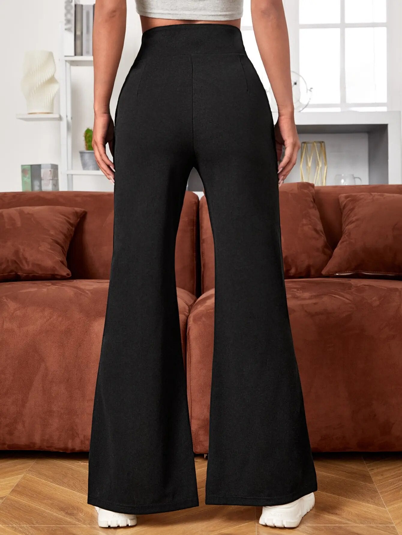 Schwarze Schlaghose Damenmode, hohe Taille, eleganter Look, bequemes Material, ideal für Freizeit und Büro, trendige Bekleidung.