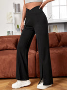 Schwarze Schlaghose für Damen, hoch tailliert, aus elastischem Material. Perfekt für modische Freizeitlooks. Ideal für Komfort und Stil.