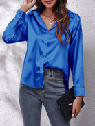 Damenbluse aus Satin in leuchtendem Blau, langärmlig mit Knopfleiste. Perfekt für Frühling, modisch und elegant. Ideal für Büro und Freizeit.