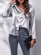 Damen Satin Bluse in Silber, langärmlig, mit Knopfleiste. Elegantes Design, ideal für Frühling. Perfekt kombinierbar mit Jeans oder Rock.