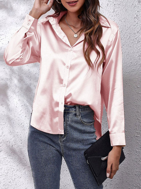 Damen Satin Bluse in Rosa, langärmlig, mit Knopfleiste. Elegantes Design, ideal für Frühling. Perfekt kombinierbar mit Jeans für einen stilvollen Look.