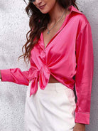 Damen Satin Bluse in leuchtendem Pink, langärmlig mit Knopf-Detail. Perfekt für Frühling, modisch und elegant. Ideal für stilvolle Outfits.