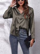 Damen Satin Bluse in Olivgrün, langärmlig, mit Knopfleiste. Elegantes, lockeres Design, ideal für Frühling. Perfekt für modische Outfits.
