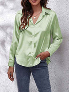 Damen Satin Bluse in Pastellgrün, langärmlig, mit Knopfleiste. Elegantes Frühlingshemd, ideal für modische Freizeit- und Bürolooks.