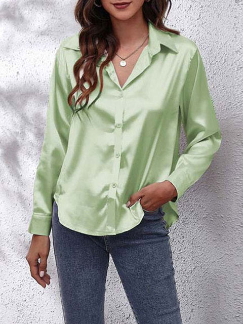 Damen Satin Bluse in Pastellgrün, langärmlig, mit Knopfleiste. Elegantes Frühlingshemd, ideal für modische Freizeit- und Bürolooks.