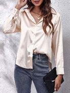 Elegantes Damen-Satinhemd in Creme, langärmlig mit Knopfleiste. Perfekt für Frühling, vielseitig kombinierbar, modisch und stilvoll.