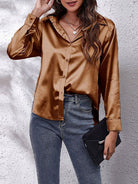 Damen Satin Bluse in Braun, langärmlig, mit Knopfleiste. Elegantes Design, ideal für Frühling. Perfekt kombinierbar mit Jeans für einen stilvollen Look.