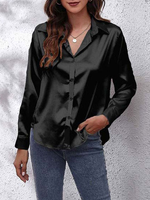 Damen Satin Bluse in Schwarz, langärmlig, mit Knopfleiste. Elegantes, glänzendes Design, ideal für Frühling. Perfekt für modische Outfits.