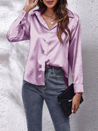 Lila Satinbluse für Damen, langärmlig, mit Knopfleiste. Perfekt für Frühling, elegant und modisch. Ideal für Büro oder Freizeit.