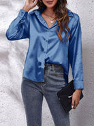 Damen Satin Bluse in Blau, langärmlig, mit Knopfleiste. Elegantes, lockeres Design, ideal für Frühling. Perfekt für modische Outfits.