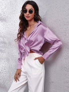 Lila Satinbluse Damen, langärmlig, mit Knopfleiste, modisch und elegant. Perfekt für Frühling, vielseitig kombinierbar, hochwertiges Design.