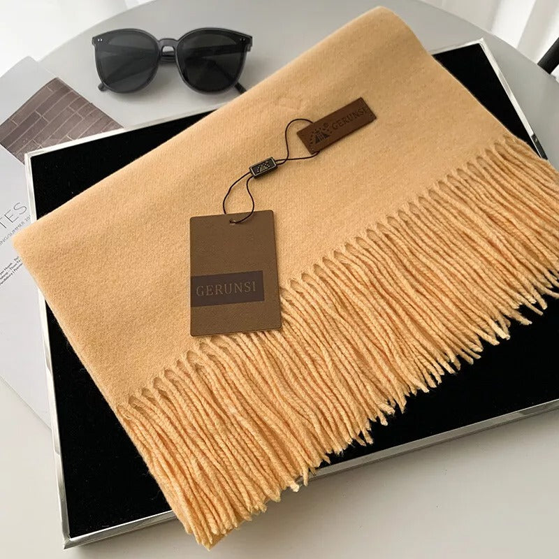 Luxuriöser, beige GERUNSI Schal aus Kaschmir mit Fransen, ideal für stilvolle Herbst- und Wintermode. Perfektes Accessoire für Damen.