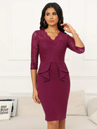 Elegantes fuchsiafarbenes Kleid mit Spitzenoberteil und Dreiviertelärmeln, ideal für Abendveranstaltungen. Perfekt für stilvolle Damenmode.