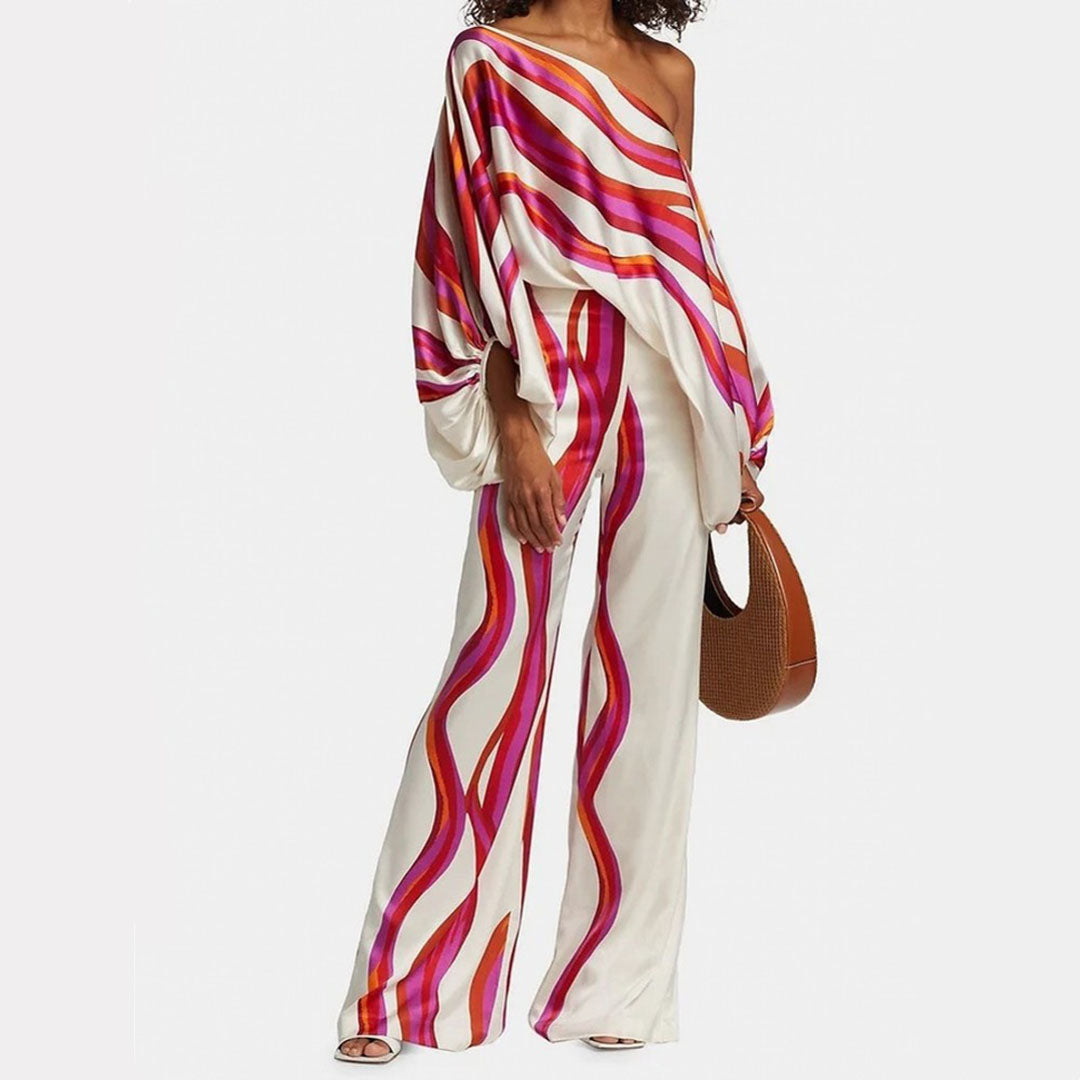 Frau in weißem Ein-Schulter-Jumpsuit mit pink-roten Streifen, modisch, elegant, Sommermode.