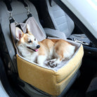 Corgi im gelben, erhöhten Hundesitz im Auto, sicherer und bequemer Reisesitz für Hunde.