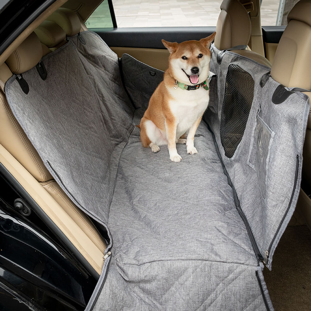 Wasserdichte Hundedecke Auto Rücksitz, kratzfest, grauer Oxford-Stoff, Hund sitzt darauf.