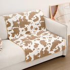 Kuhmuster Plüsch Haustiermatte auf Sofa, braun-weiß, gemütlich, modisch, Wohnzimmer Dekoration.