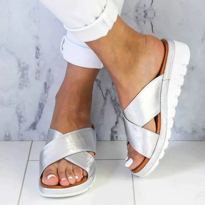 Silberne Sandalen mit Kreuzriemen, bequeme Plateausohle, ideal für Sommermode. Perfekt für Damen, die stilvolle und komfortable Schuhe suchen.