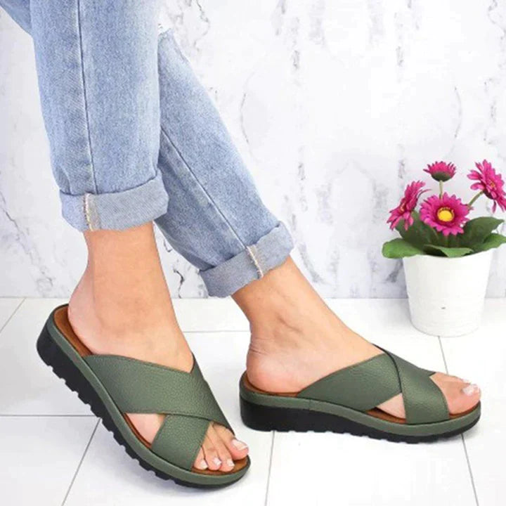 Grüne Sandalen mit Kreuzriemen, bequeme Damen-Sommerschuhe. Perfekt für Freizeit und Strand. Modisch, rutschfest, ideal für warme Tage.