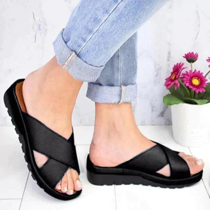 Schwarze Sandalen mit Kreuzriemen, bequeme Sohle, ideal für den Sommer. Perfekt für Damenmode, Freizeitkleidung und Strandoutfits.