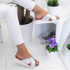Silberne Sandalen mit Keilabsatz, modisch und bequem, ideal für den Sommer. Perfekt kombinierbar mit weißer Kleidung und lässigem Stil.