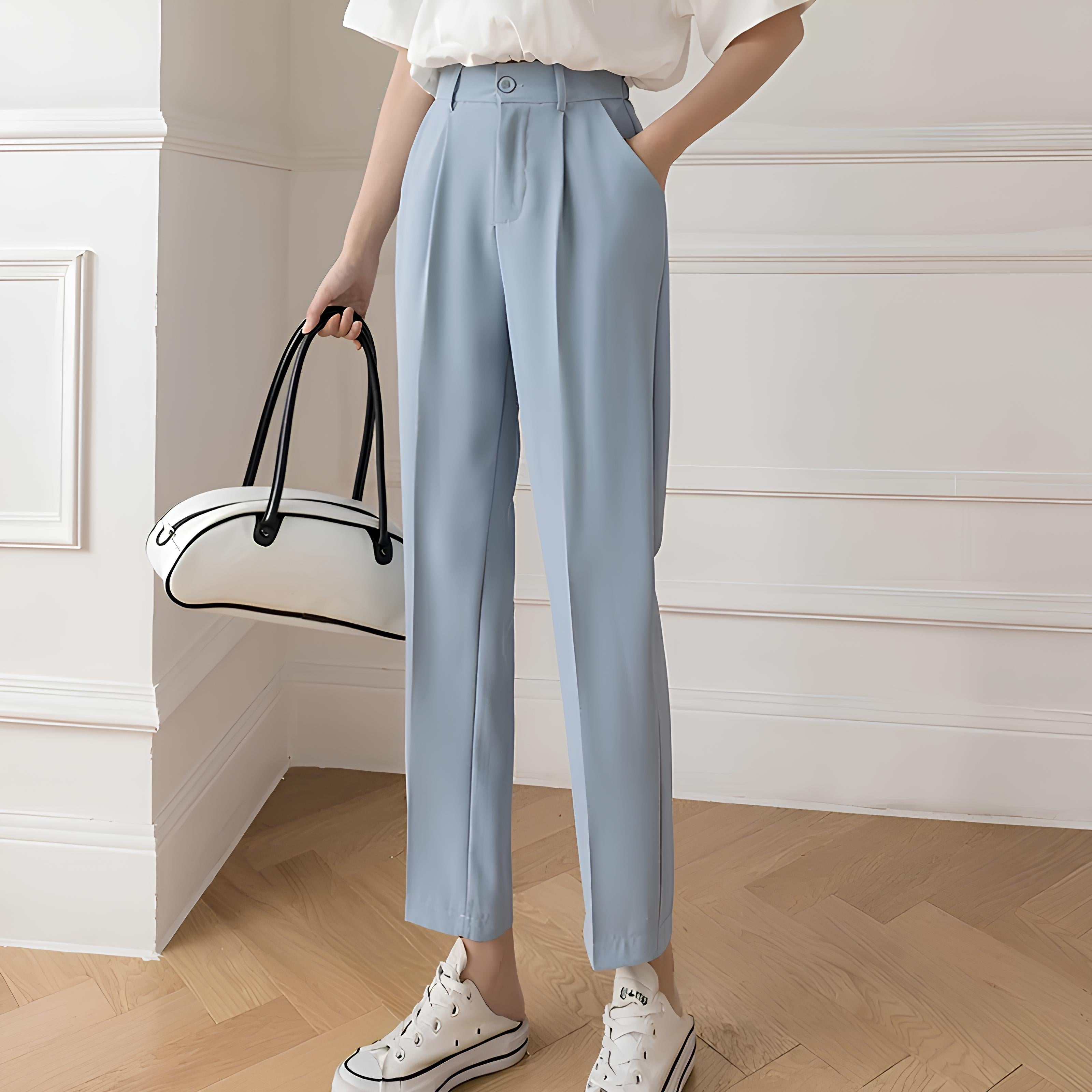 Damenmode: Elegante, hellblaue Stoffhose kombiniert mit weißem Oberteil und Sneakers. Perfekt für stilvolle, lässige Outfits.