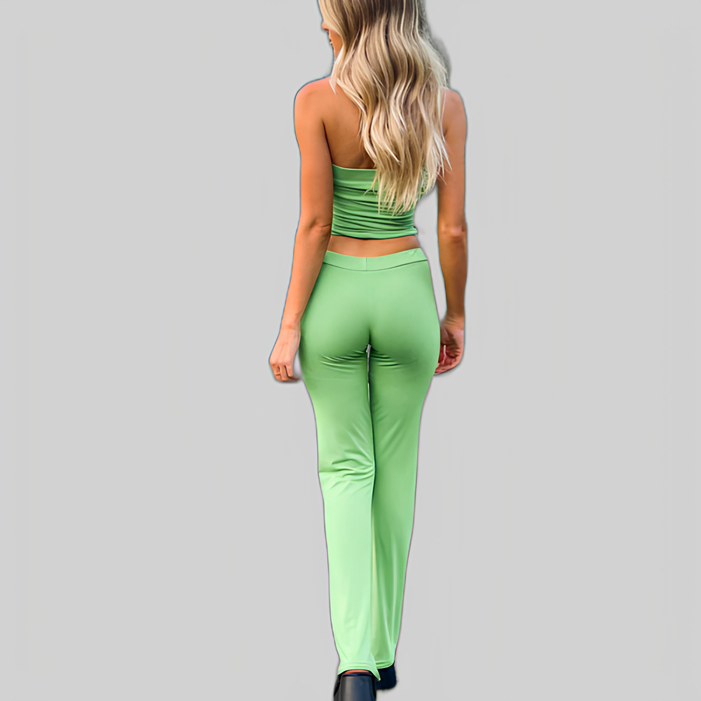 Frau in grüner, schulterfreier Sportbekleidung von hinten. Modische Fitnesskleidung, ideal für Yoga und Workout. Trendige, bequeme Leggings.