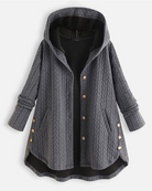 Grauer Damenmantel mit Kapuze, Knopfleiste und Taschen. Stilvoller, warmer Strickmantel für Herbst und Winter. Perfekt für lässige Outfits.