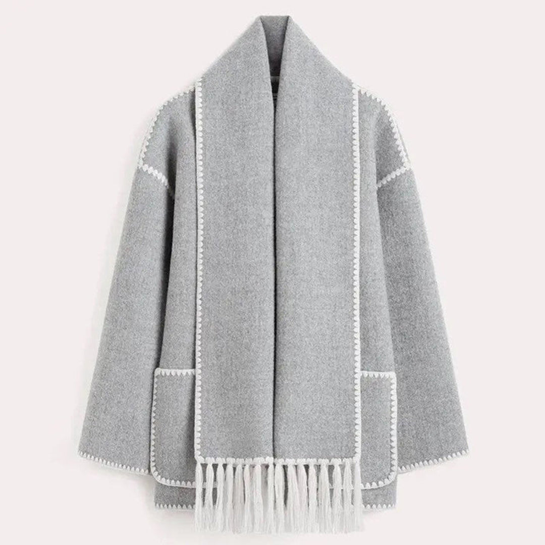 Grauer Wollmantel mit Fransen, elegantes Design, warm und stilvoll, ideal für Herbst und Winter. Perfekt für modische Damenbekleidung.