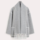Grauer Wollmantel mit Fransen, elegantes Design, warm und stilvoll, ideal für Herbst und Winter. Perfekt für modische Damenbekleidung.