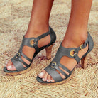 Graue Sandaletten mit Absatz, elegantes Design, ideal für Sommermode. Perfekt für Damen, die stilvolle und bequeme Schuhe suchen.