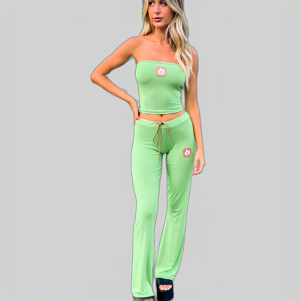 Frau in grünem, schulterfreiem Top und passender Hose, modisch, bequem, Freizeitkleidung, trendige Damenmode, stilvolles Outfit, Sommerlook.