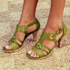 Grüne Sandaletten mit Absatz, elegantes Design, ideal für Sommermode. Hochwertiges Leder, modische Riemen, perfekt für Damen-Outfits.