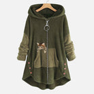 Grüne Damen-Fleecejacke mit Kapuze, Reißverschluss und Katzenmotiv. Bequeme, warme Oberbekleidung, ideal für Herbst und Winter.