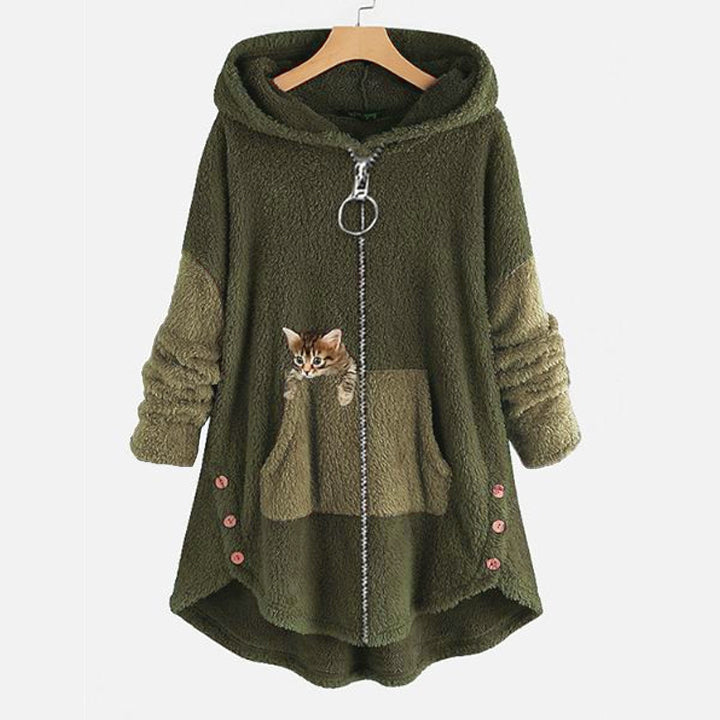 Grüne Damen-Fleecejacke mit Kapuze, Reißverschluss und Katzenmotiv. Bequeme, warme Oberbekleidung, ideal für Herbst und Winter.