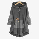 Grauer Damen-Fleece-Hoodie mit Reißverschluss, Kapuze und Kängurutasche, verziert mit Katzenmotiv. Bequem, warm und stilvoll.