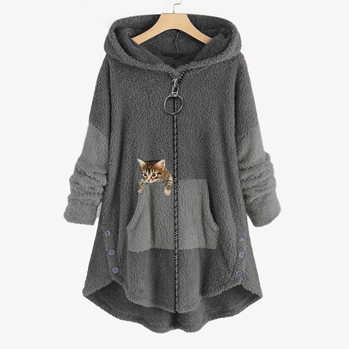 Grauer Damen-Fleece-Hoodie mit Reißverschluss, Kapuze und Kängurutasche, verziert mit Katzenmotiv. Bequem, warm und stilvoll.